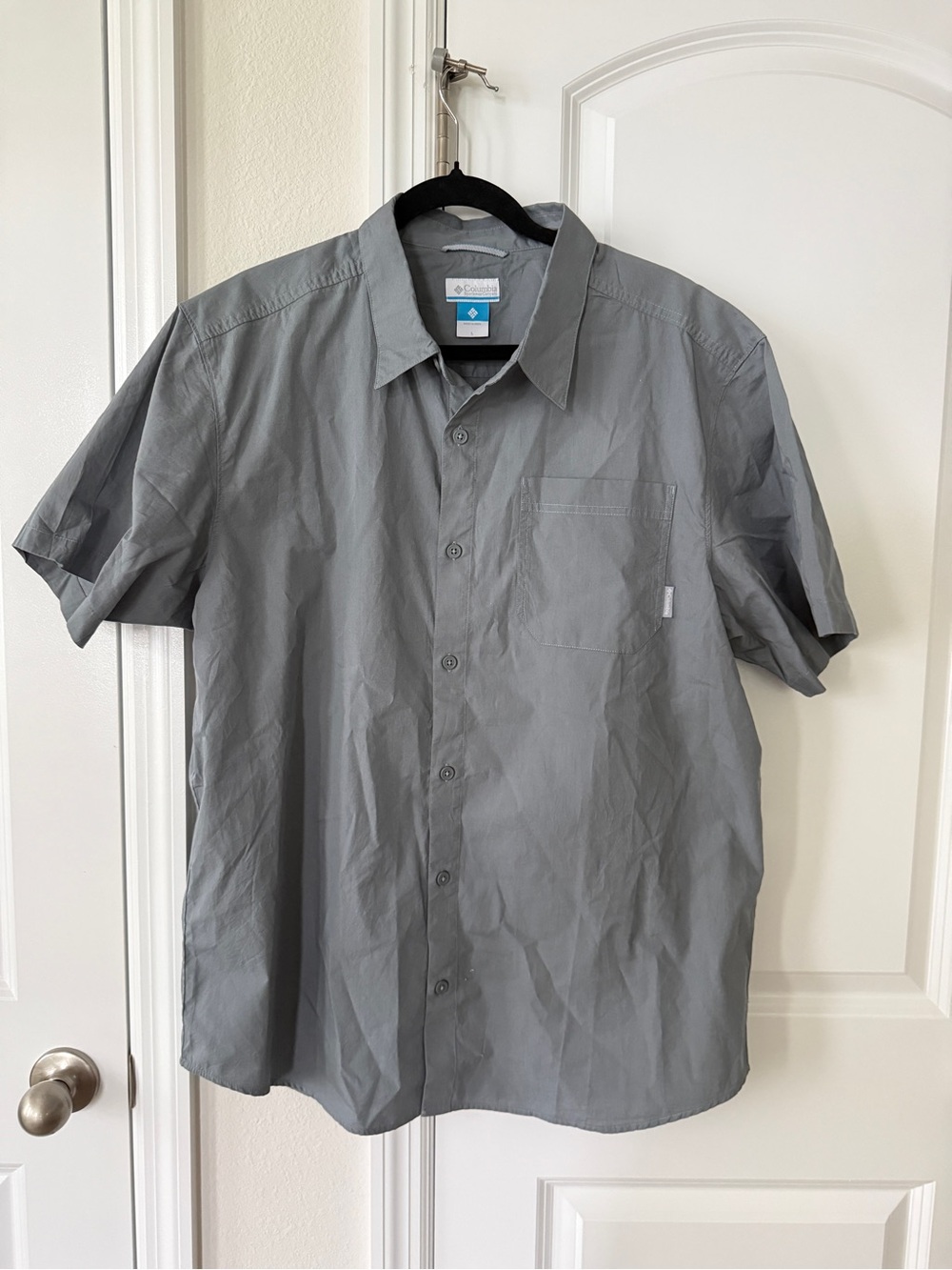 Columbia Men's Short-Sleeve Button-Up Shirt in Gray
